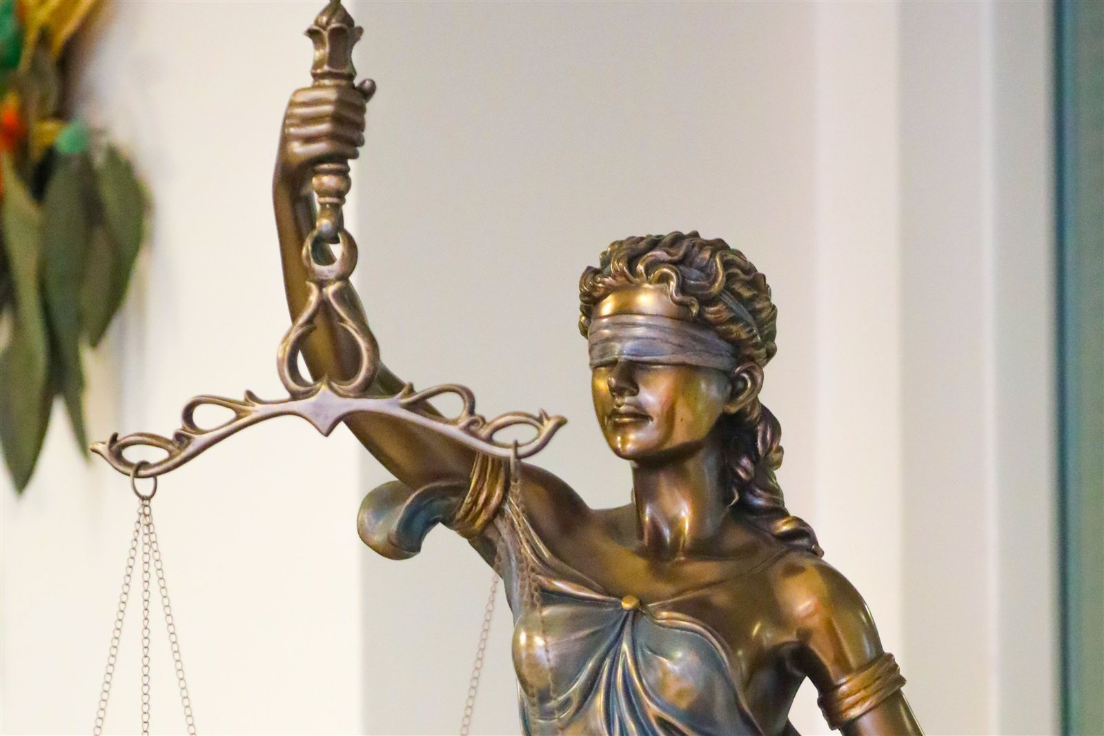 Statue de la Justice aux yeux bandés tenant une balance, symbole du dilemme moral entre deux choix